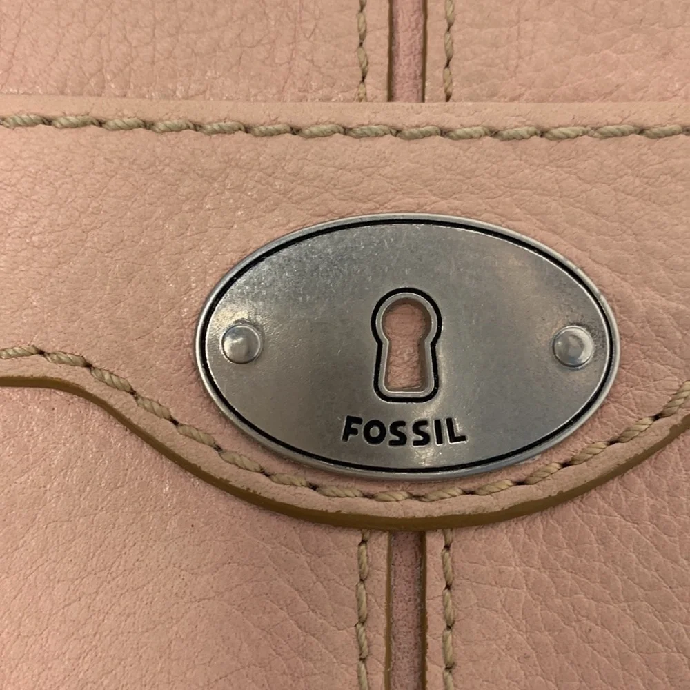 Fossil Womens Maddox  Leather Zip Around Wallet Clutch Key Hole Hardware